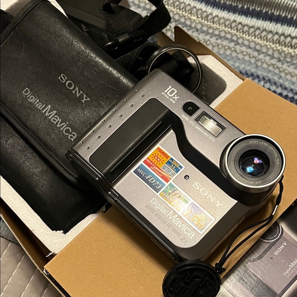 Sony MVC-FD73 Digital Camera - Black and Silver - Picture 4 of 7